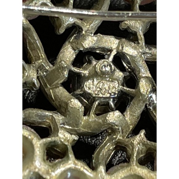 Unusual CORO Pegasus Pink Molded Glass Gold Tone F - Picture 4 of 9